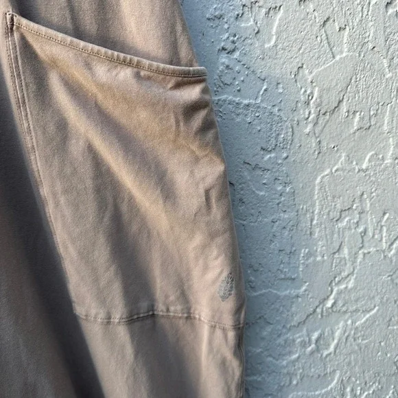 FP Movement Hot Shot Jumpsuit Romper XS Pocket Yoga Lounge Relaxed Boho Neutral - Picture 4 of 8